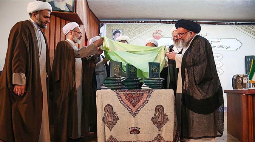 بالصور.. إزاحة الستار عن 3 كتب لقائد الثورة الإسلامية