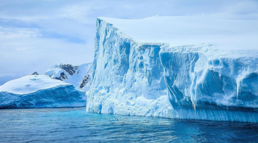 تكسر جزء كبير من جرف "نهر القيامة الجليدي" بالقارة القطبية الجنوبية!