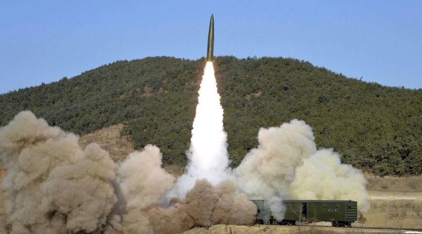 بيونغ يانغ تنشر صوراً لإطلاقاتها الصاروخية من القطار