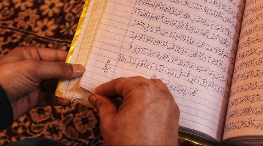 شابّ كشميري يخطّ القرآن في أقلّ من الشهرين 