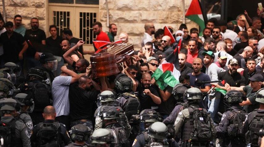 وسط تضييقات من الاحتلال.. جثمان "أبو عاقلة" يواري الثرى في القدس