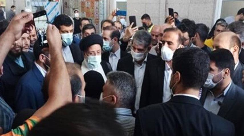 الرئيس‌ الايراني يتحدث مع المواطنين ويطلع على اوضاع معيشتهم