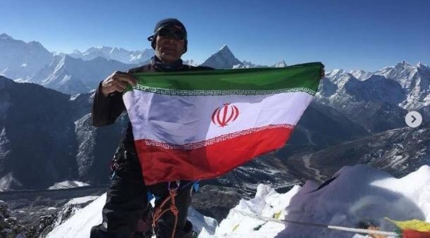 إيراني يتسلق أعلى جبل في العالم