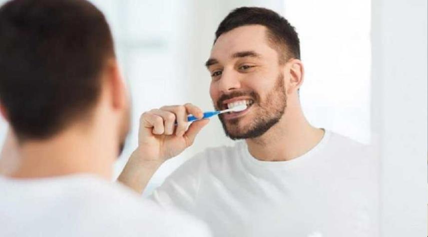 متى يجب تنظيف الأسنان قبل أم بعد الإفطار؟