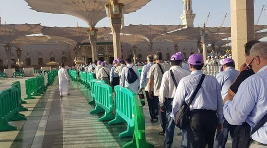 بالصور من الديار المقدسة.. الحجاج الايرانيون يؤدون صلاة الجمعة بالمسجد النبوي الشريف