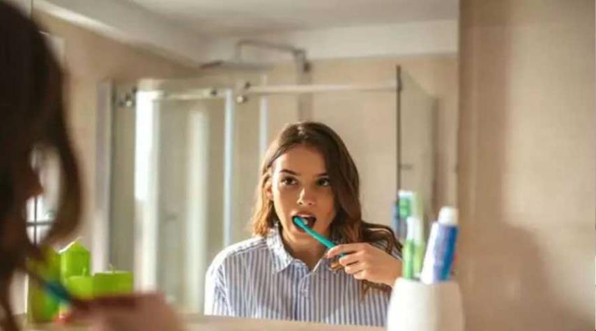 دراسة: تنظيف الأسنان في وقت معين عامل هام لطول العمر