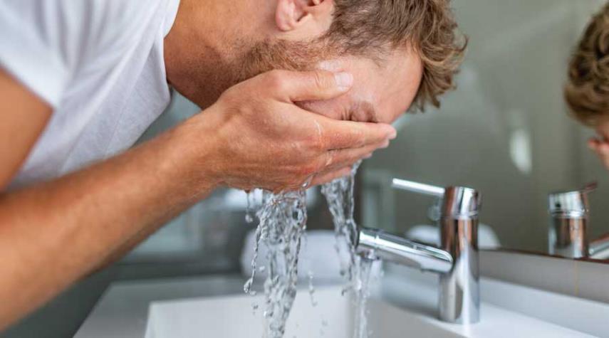 كم مرة يجب غسل الوجه في اليوم؟