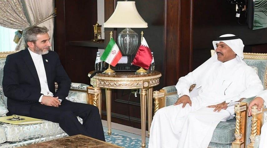 كبير المفاوضين الإيرانيين يلتقي الأمين العام لوزارة الخارجية القطرية