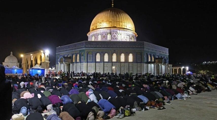آلاف الفلسطينيين يؤدون صلاة الفجر في المسجد الأقصى المبارك
