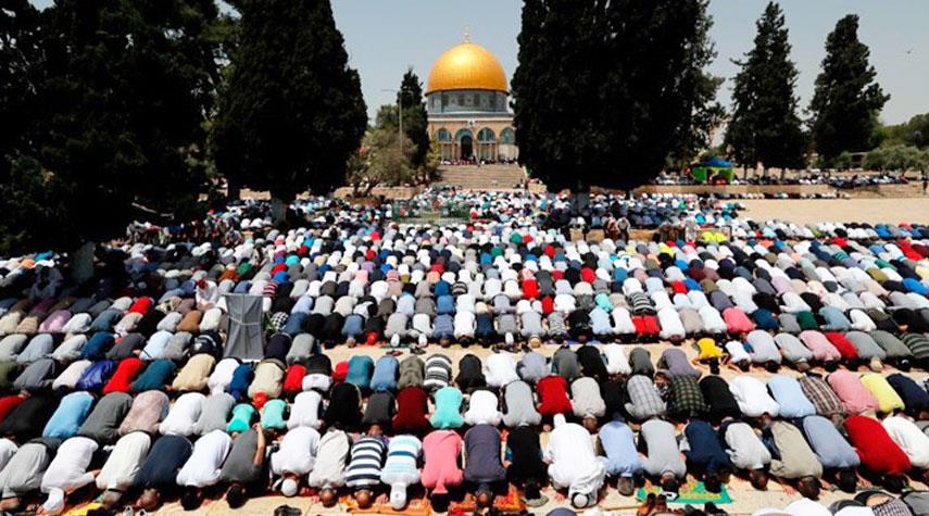 الآلاف من الفلسطينيين يؤدون صلاة الفجر في المسجد الأقصى