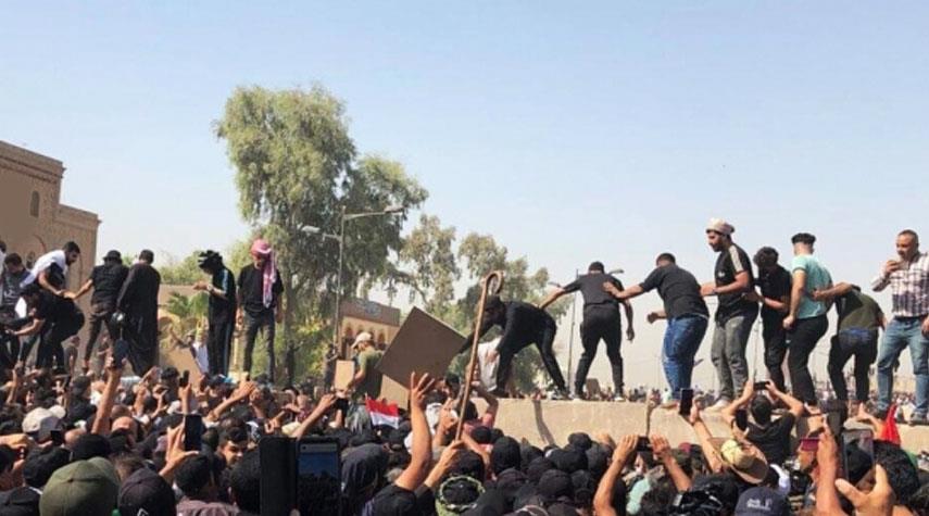 العراق... أتباع الصدر يقتحمون مقر قناة تلفزيونية ويحطمون محتوياتها