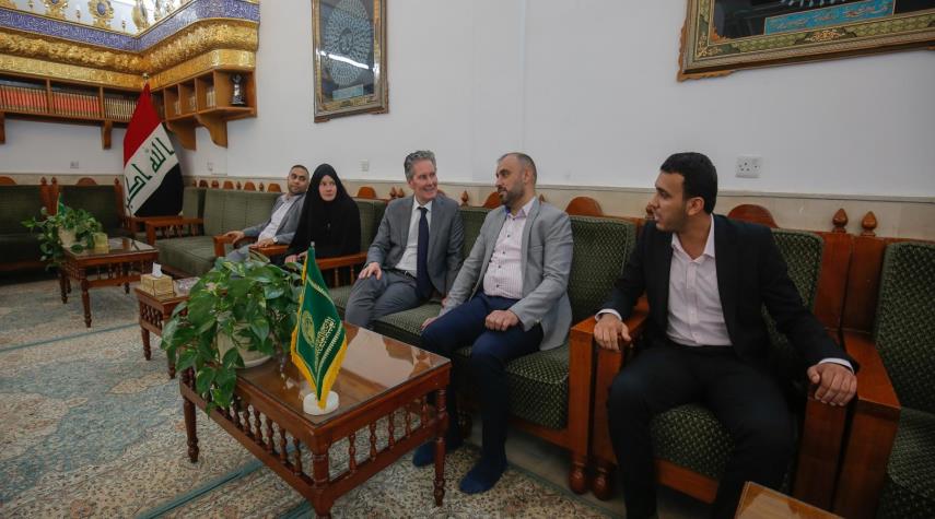 السفير الهولندي في العراق يتشرف بزيارته مرقد الإمام علي (ع)