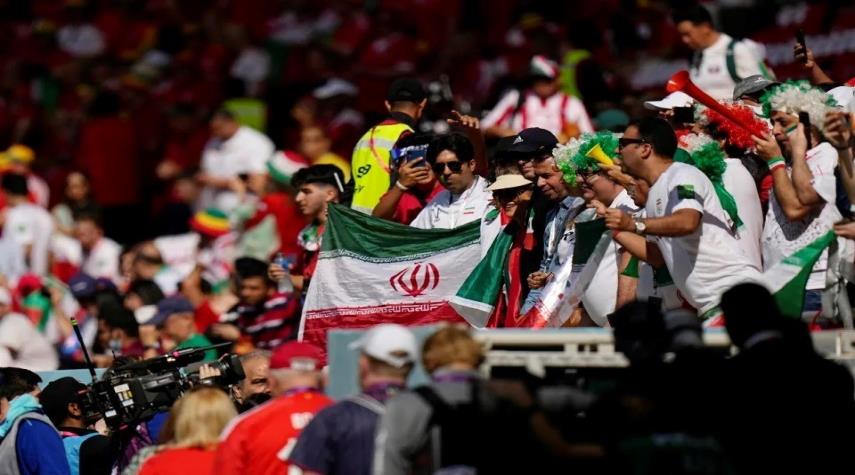 مشجعون إيرانيون يهتفون لفلسطين في الدوحة أمام وفد إسرائيلي