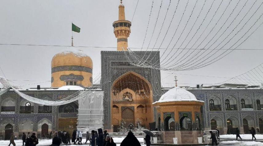 بالصور من إيران.. تساقط الثلوج في الحرم الرضوي الشريف