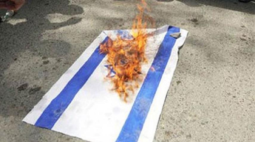 إحراق علم الكيان الصهيوني بجادة الشانزليزيه في باريس
