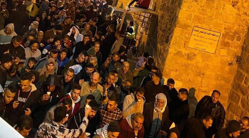 آلاف الفلسطينيين يؤدون صلاة الفجر في المسجد الإبراهيمي الشريف