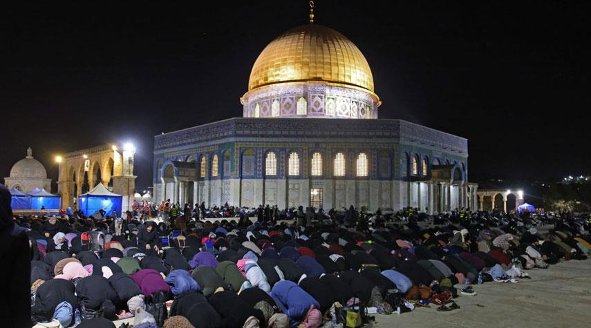 آلاف الفلسطينيين يلبون نداء الفجر في المسجد الأقصى المبارك