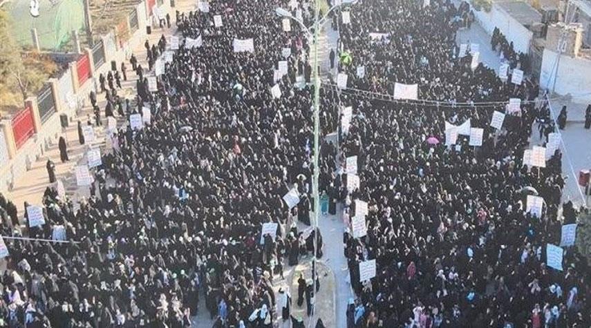مسيرة نسائية في صنعاء تنديداً بجريمة إحراق المصحف الشريف