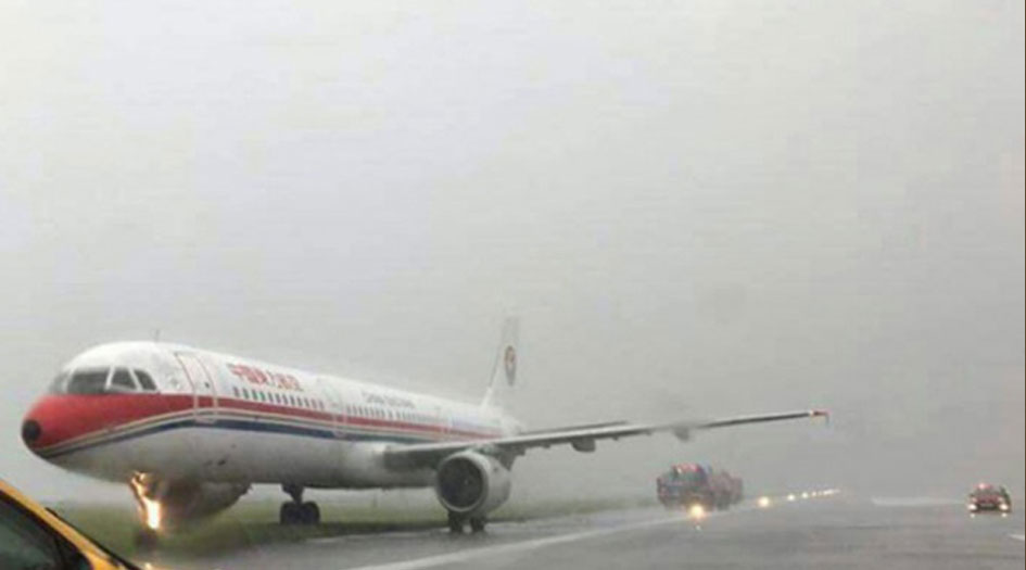انزلاق طائرة صينية على مدرج مطار مانيلا وسط تساقط غزير للأمطار