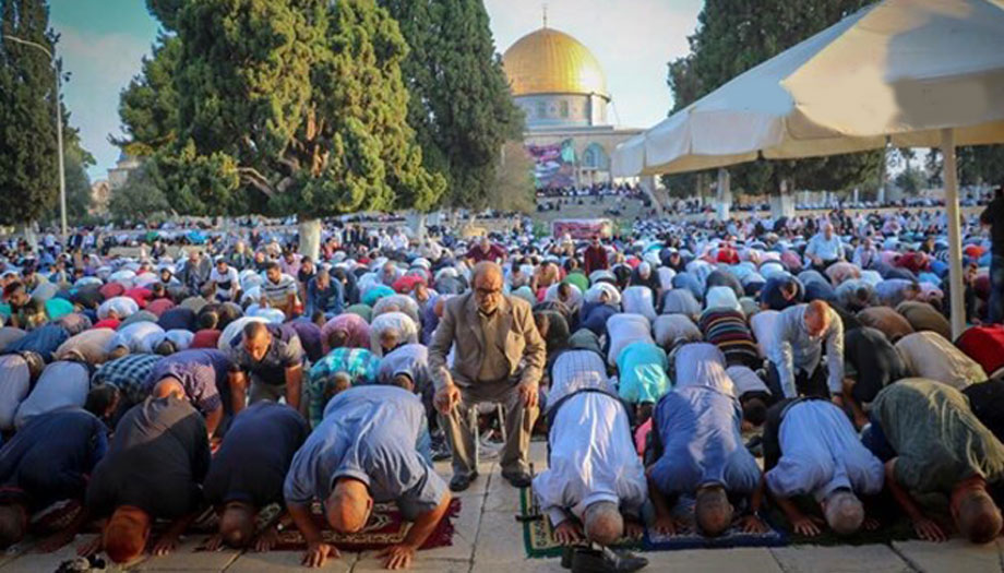 ۱۰۰ ألف فلسطيني يؤدون صلاة العيد في المسجد الأقصى 