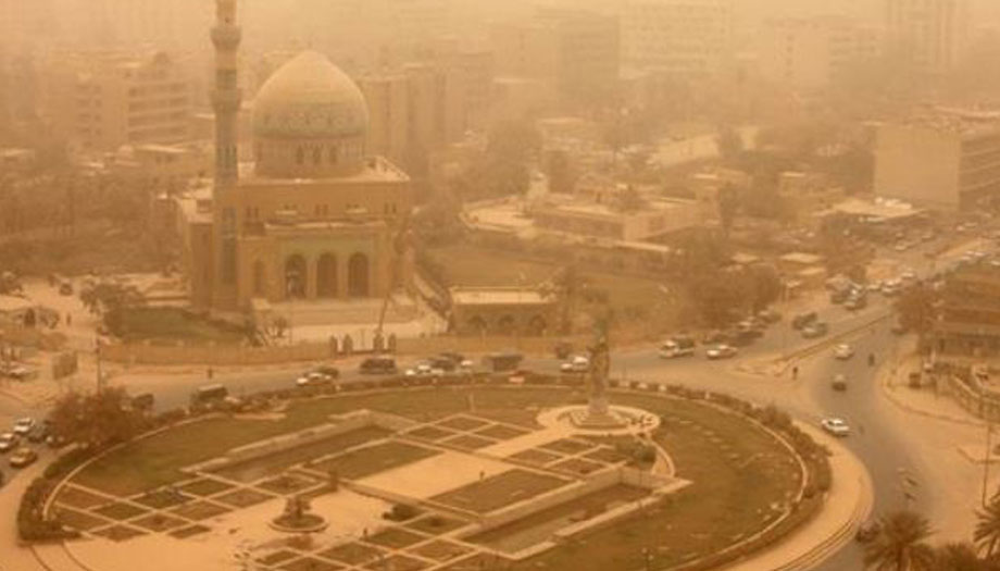 عاصفة ترابية تضرب مناطق واسعة في العراق 