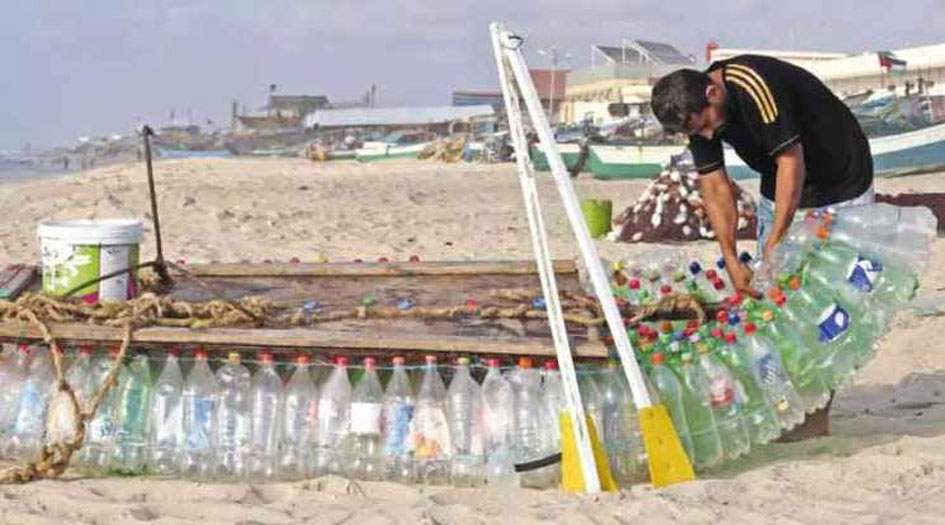ليصطاد رزق عائلته في غزة.. فلسطيني يبحر على 700 عبوة بلاستيكية