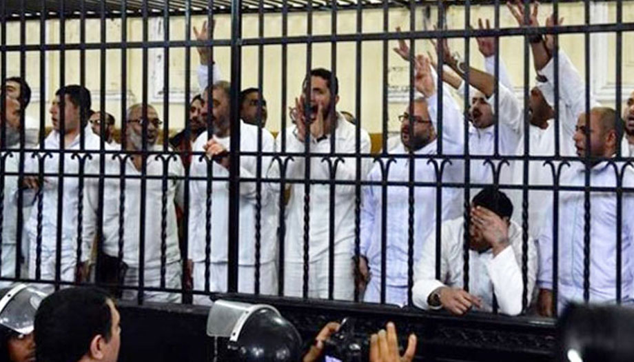 الحكم بالإعدام على ۷٥ قيادي من الإخوان في مصر 
