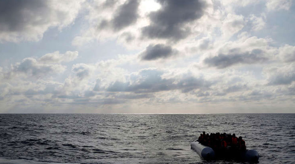 البحرية اللبنانية تنقذ من الغرق عشرات اللاجئين السوريين 