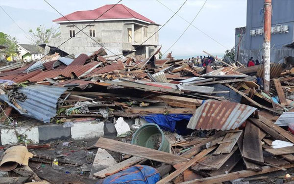 ارتفاع حصيلة الزلزال والتسوماني في إندونيسيا إلى 832 قتيلا