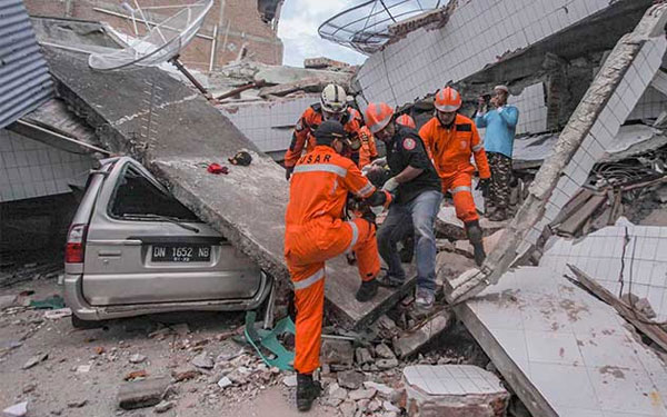 مقتل 34 طالب لاهوت وفقدان 52 آخرين جراء زلزال أندونيسيا