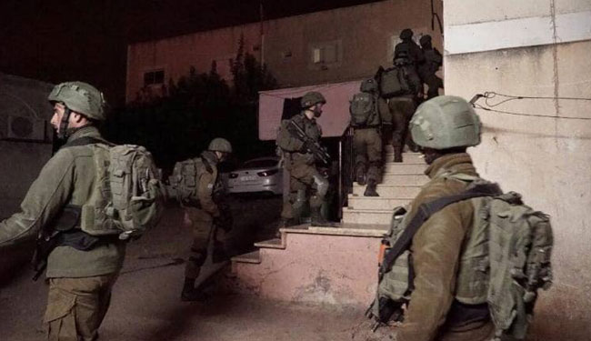 الاحتلال يداهم منازل في نابلس ويعتقل ۱۲ فلسطينياً