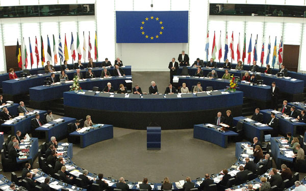 الاتحاد الأوروبي يدعو أعضائه لحظر تصدير الأسلحة للسعودية