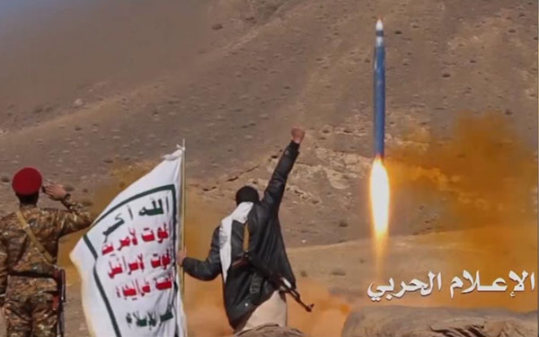 اليمن: صاروخ باليستي يدك معسكرا للمرتزقة في مفرق الجوف