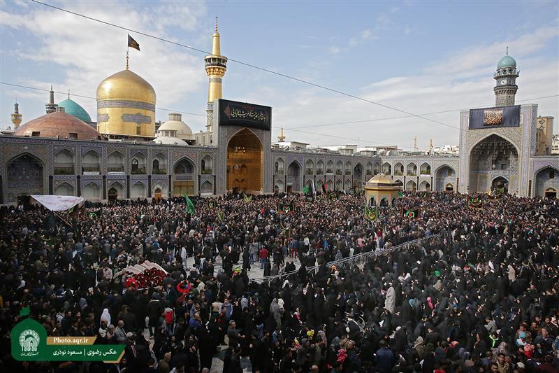 بالصور ... ملايين الزوار والمعزّين يزورون مرقد الإمام الرضا عليه السلام في يوم استشهاده