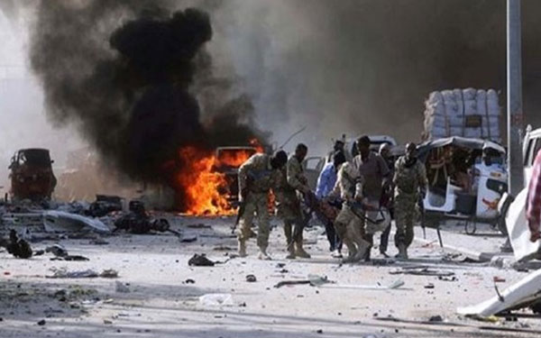 ثلاثة انفجارات إرهابية تهز مقديشو الصومالية وتخلف قتلى وجرحى