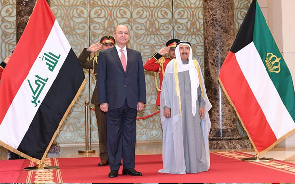 الرئيس العراقي يؤكد من الكويت على تجاوز آثار الماضي