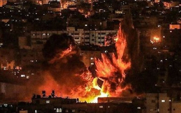 غارات صهيونية مكثفة وعنيفة على قطاع غزة