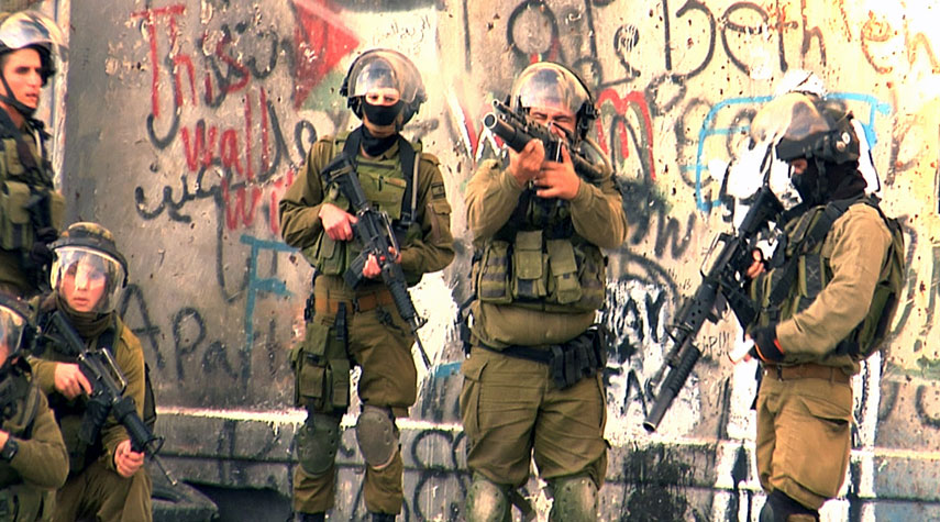 القوات الصهيونية تداهم منازل الفلسطينيين بالضفة الغربية