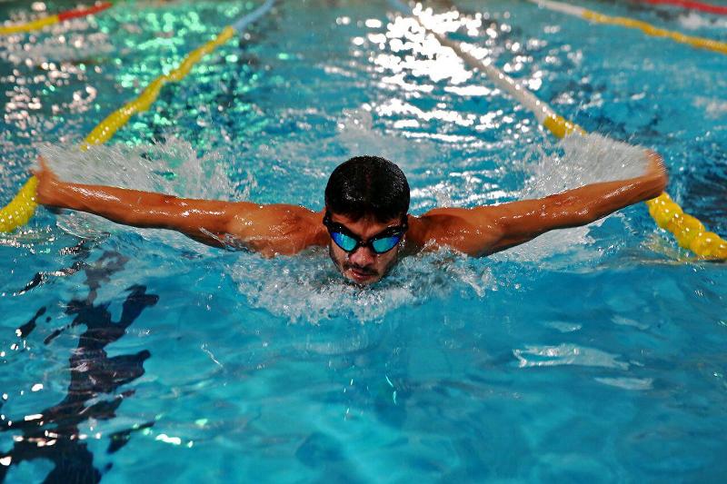سباح إيراني مكفوف يتأهل للألعاب البارالمبية 2020