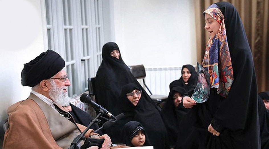 قائد الثورة يستقبل اسر 6 شهداء الدفاع عن امن ايران