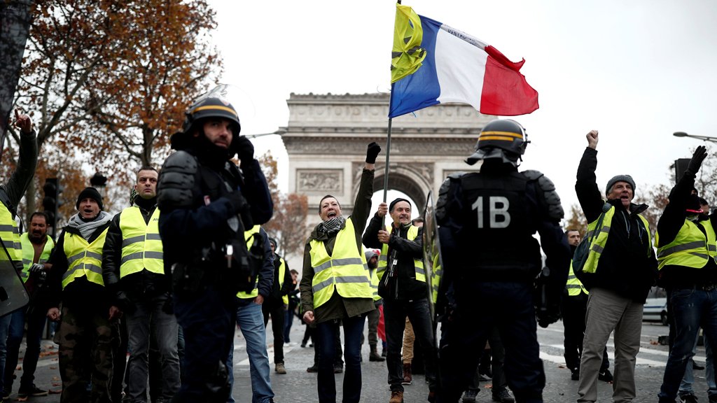فرنسا: استخدام الغاز والمياه لتفريق احتجاجات السترات الصفراء
