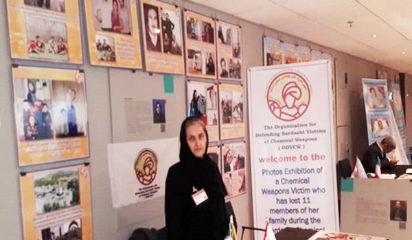 سيدة ايرانية تقيم معرض صور في لاهاي لاسرتها المستشهدين كيمياويا