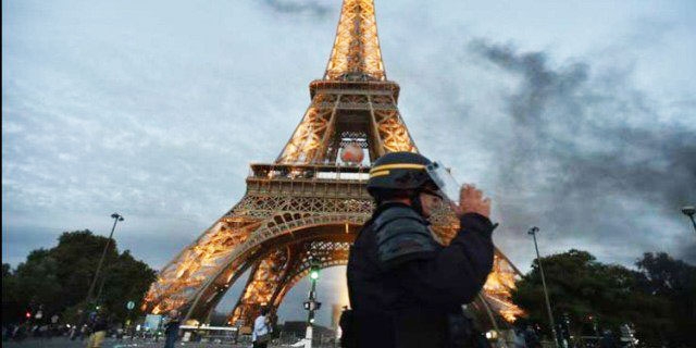 فرنسا تغلق برج ايفل وستة متاحف بسبب الاحتجاجات