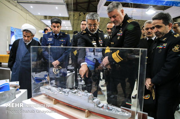 بالصور ...معرض إنجازات القوة البحرية التابعة للجيش الايراني 