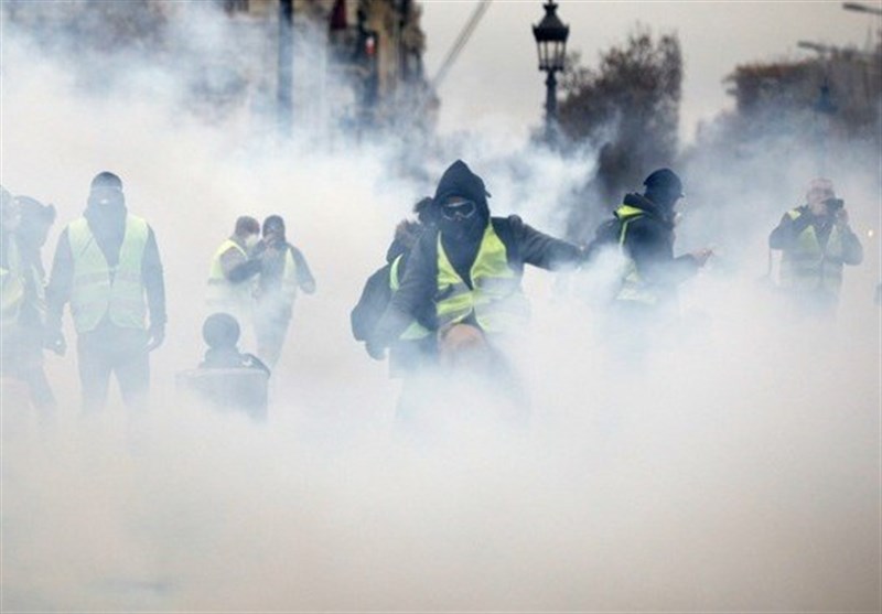 30 جريحا في إحتجاجات باريس...والشرطة تلجأ للقنابل والمدرعات