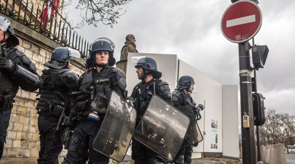 وزير الداخلية الفرنسي يعلن إصابة 135 شخصا في "سبت الغضب"