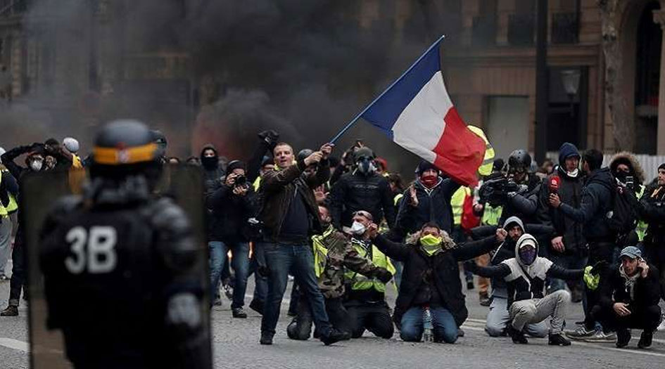 "السترات الصفراء" تعود لشوارع باريس والشرطة تعتقل العشرات
