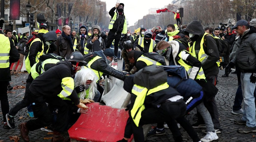 فرنسا تعتقل 142 من محتجي السترات الصفر