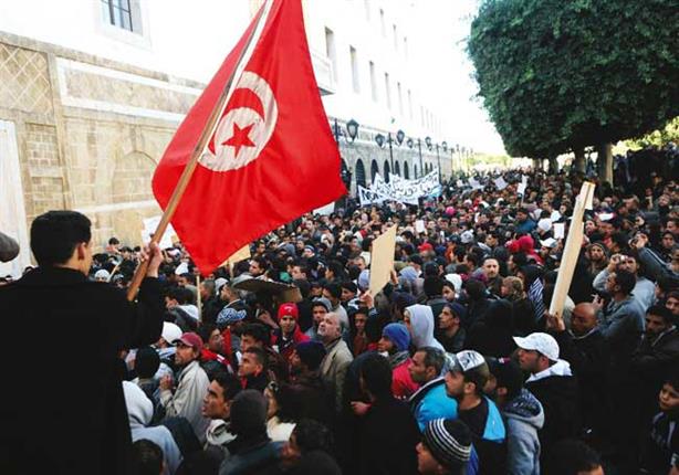 احتجاجات في تونس عقب إقدام صحفي على حرق نفسه