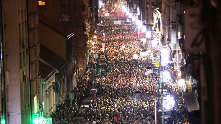 احتجاجات جماهيرية ضخمة ضد الرئيس الصربي 